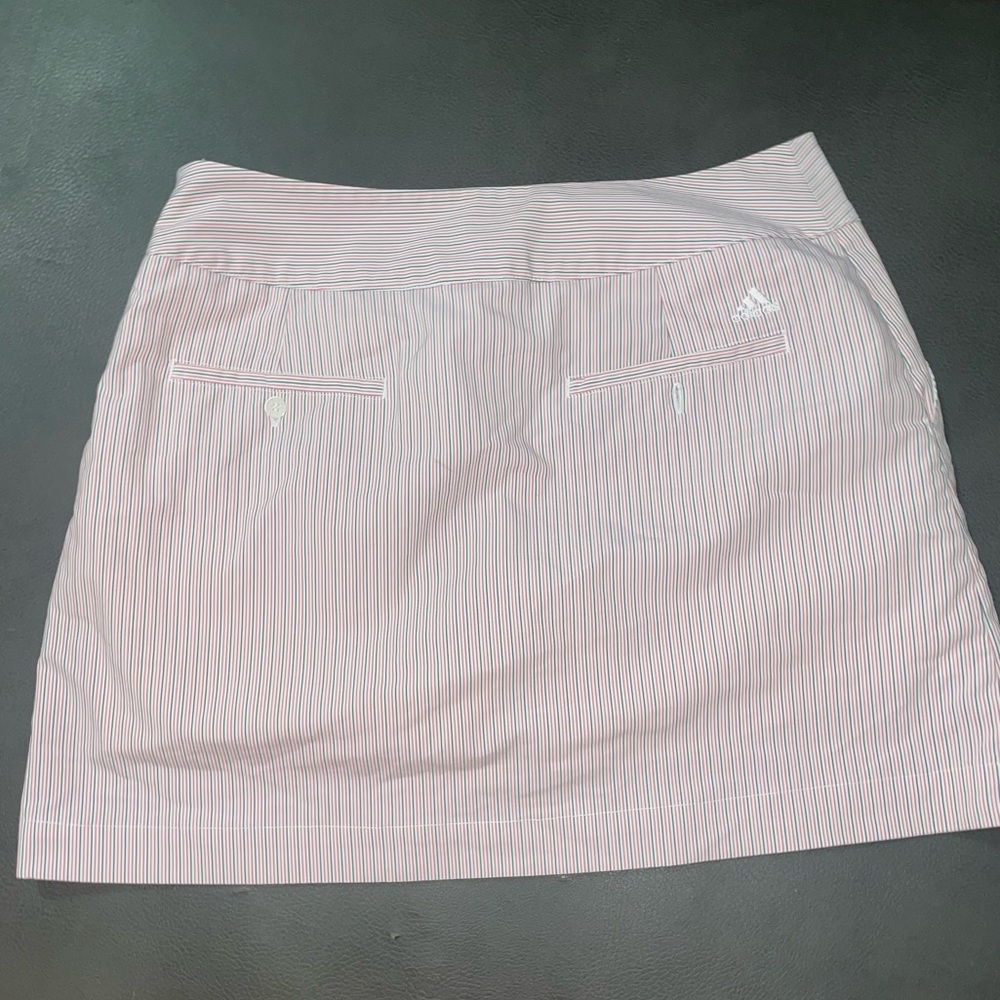 Adidas ClimaLite Active Skort
Size 6 – White with Pink/Gray Pinstripes